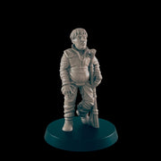 Human Male Injured Crutches - Ec3d | 28mm and 32mm | Wargaming | DnD | Tabletop Roleplaying